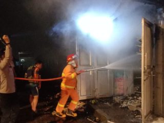 Korsleting Listrik Saat Sahur, Tiga Kios di Pinggir Telaga Sarangan Amblas Ditelan Api