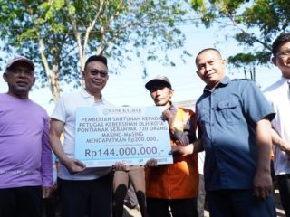 Senyum Para Penjaga Kota Pontianak, Abdullah Senang Dapat Paket Lebaran