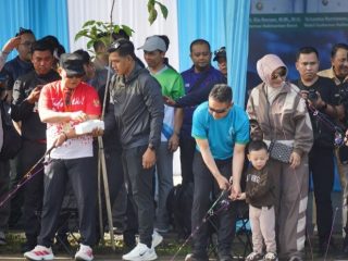 Wako Edi Mancing Bareng Ribuan Peserta Lomba di Parit Sungai Jawi