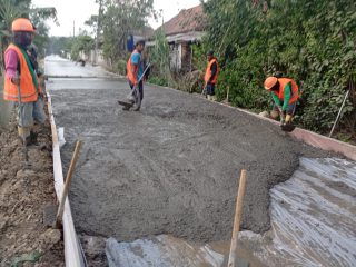 Masyarakat Temiyang Pejaten Sujud Syukur dan Acungkan Jempol Untuk PT. Putri Pringga Baya