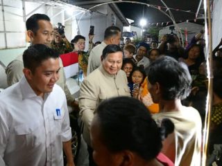 Seskab Teddy Bagikan Momen Hangat Presiden Prabowo Bersama Warga Relokasi Senen di Hunian Baru