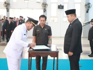 Bupati Melawi Lantik Camat Nanga Pinoh, Tekankan Integritas dan Kehadiran di Tengah Masyarakat