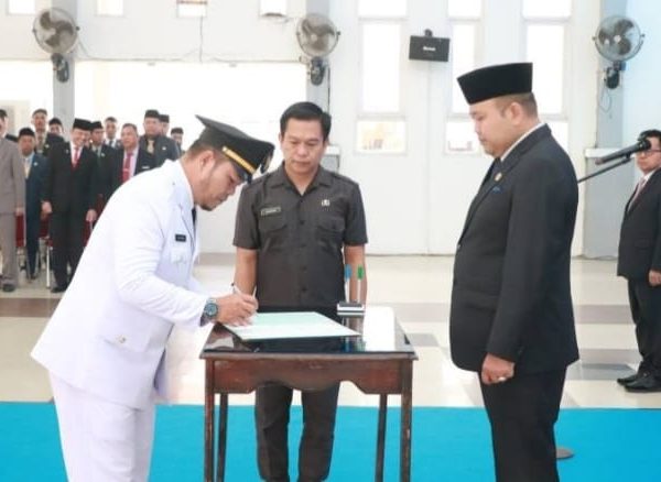 Bupati Melawi Lantik Camat Nanga Pinoh, Tekankan Integritas dan Kehadiran di Tengah Masyarakat