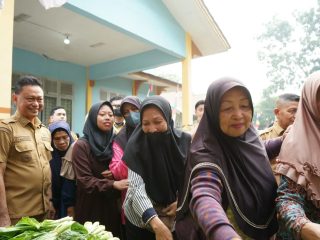 Wako Edi Hadir Ditengah Warga Serbu Pasar Murah di Kantor Camat Tenggara