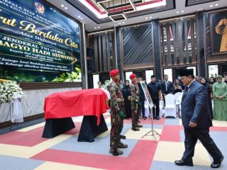 Presiden Prabowo Beri Penghormatan Terakhir kepada Almarhum Subagyo H. S. di Mabesad