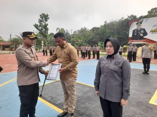 Kapolres Beri Penghargaan kepada Dua Personel Berprestasi, Apresiasi Dedikasi Layani Masyarakat