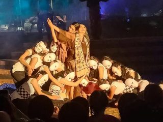 CALON ARANG MENGGUGAT: KETIKA KAIN PUTIH MENJADI BAHASA PERLAWANAN DI PELATARAN UNJ