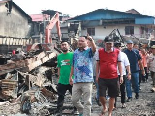 Bupati Melawi Prihatin dan Beri Bantuan, Tinjau Langsung Lokasi Pasca Kebakaran di Pinoh